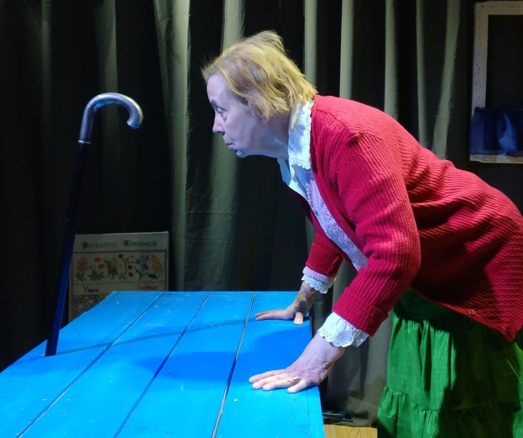 Lähellä kaukainen maa Kaarina-Teatterissa.
